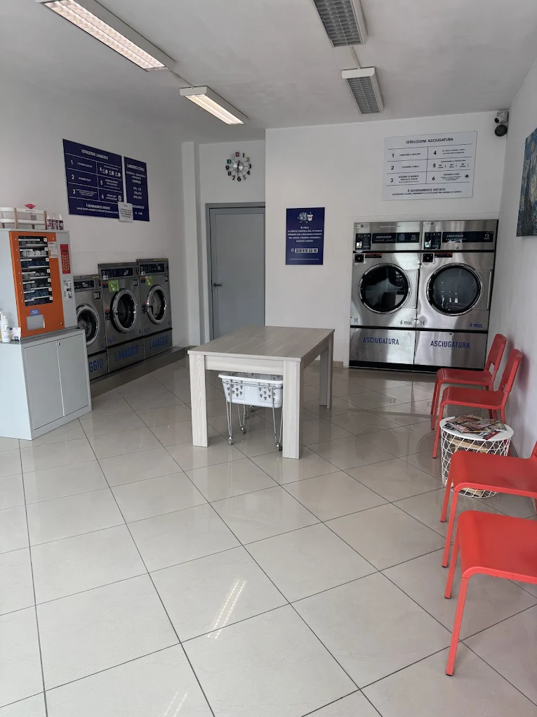 Interno della lavanderia con lavatrici standard